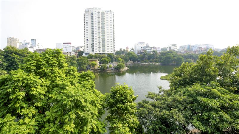 Lake view and spacious 3 bedroom apartment for rent in Truc Bach with big balcony