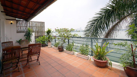 Great Lakefront Living: 3-Bedroom Apartment in Quang Khanh, Tay Ho