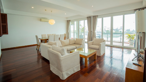 Lake view spacious duplex in Xuan Dieu with 3 bedrooms for rent