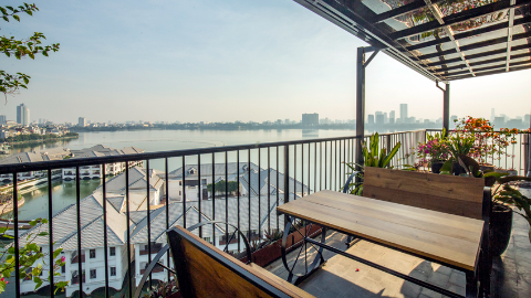 Big balcony and wonderful lakeview 03 bedroom apartment for rent in Tay Ho