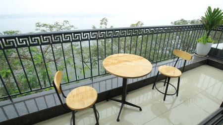 West lake view 2 bedroom apartment in Nhat Chieu tay ho for rent