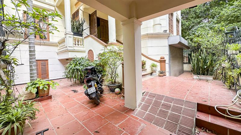 Great Court yard furnished 4 bedroom house in Xuan Dieu , Tay Ho