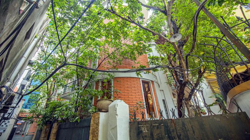 French style 03 bedroom house with lovely balcony and courtyard for rent in Tay Ho