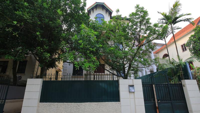 French Architectural Gem for Rent - 4-Story House with Garden